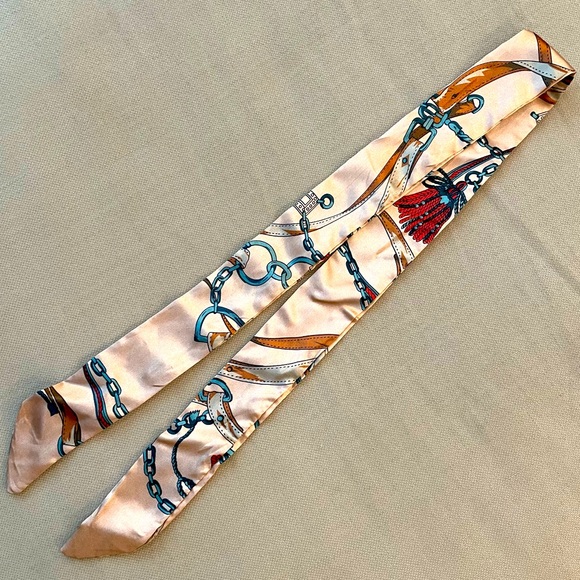 Hermes Accessories - 🌸HERMES🌸 Silk Twilly